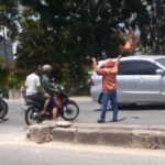 Motor Dinas Polisi Dikendarai Warga Tanpa Helm