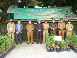 Bupati Dampingi Kejari Lampung Timur Serahkan TOGA