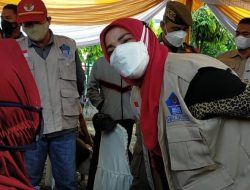 Eva Bubarkan Kerumunan Warga Saat Vaksinasi