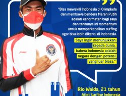 Rio Waida Pembawa Bendera Tim Indonesia