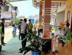 TNI Dampingi Nakes Tracking dan Swab Antigen Warga