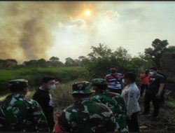 Kapolres dan Dandim Turun Langsung Ikut Padamkan Api