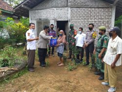 TNI-Polri Lampung Timur Berikan Bansos ke Warga