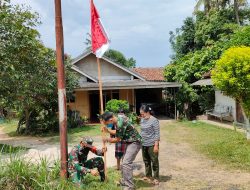Sertu Tarmuji Himbau Warga Kibarkan Bendera Merah Putih