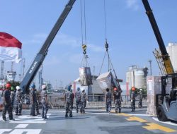 Kapal Perang TNI AL Angkut Bantuan Medis dari Singapura