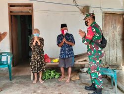 Sertu Tarmuji dan Kades Tanjung Kesuma Berikan Tali Asih