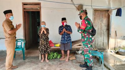 Sertu Tarmuji dan Kades Tanjung Kesuma Berikan Tali Asih