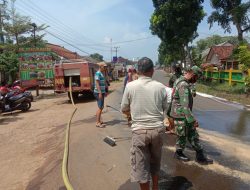 Serda Sarjono Bantu Warga Bersihkan Oli Tumpah