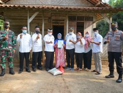 Dawam Serahkan Sertifikat Tanah PTSL Di Marga Tiga