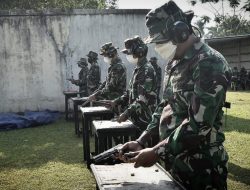 Perwira Korem 043 Latihan Menembak Pistol