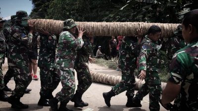 Marinir dan Warga Bangun Jembatan Sementara Way Gebang