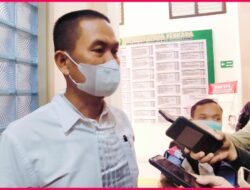 Keluarga Akbar Tandaniria Menangis Usai Dengar Tuntutan KPK