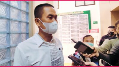 Keluarga Akbar Tandaniria Menangis