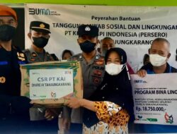 PT KAI Tanjungkarang Salurkan Paket Sembako Gratis