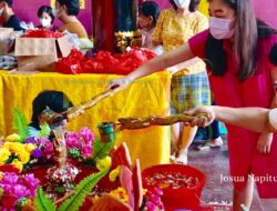 Waisak 2022 Umat Buddha Vihara Thay Hin Bio Memandikan Patung Bayi Siddharta