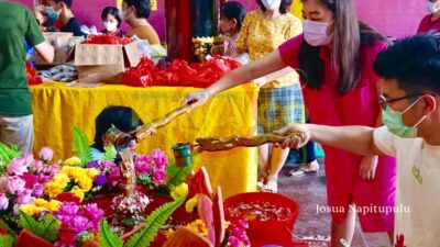 Umat Buddha Vihara Thay Hin Bio Memandikan Patung Bayi Siddharta