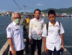 Banjir Rob Pulau Pasaran Siswa Tetap Semangat Sekolah