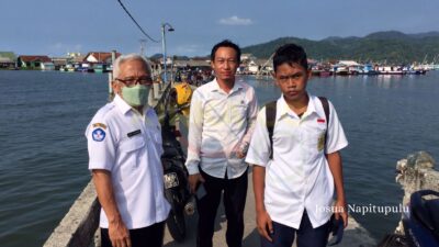 Banjir Rob Pulau Pasaran Siswa Tetap Semangat Sekolah