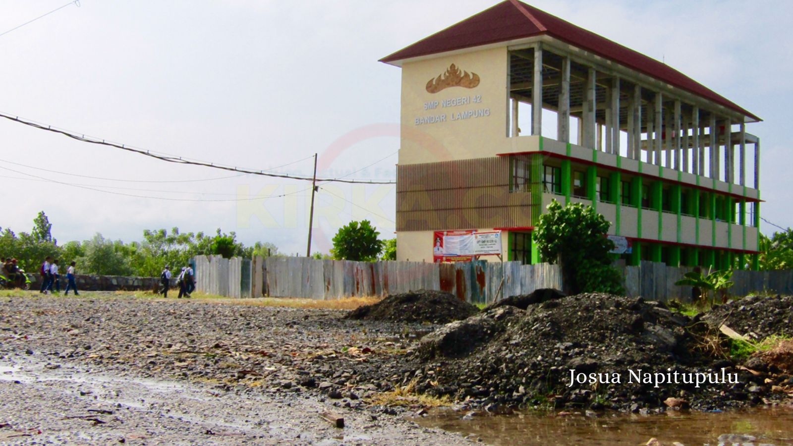 Banjir Rob Pulau Pasaran Siswa Tetap Semangat Sekolah 