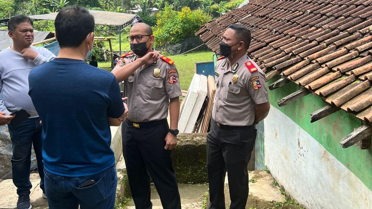 Kompol Alaidin Ikut Tinjau Lokasi Rehab MCK di Desa Jayagiri