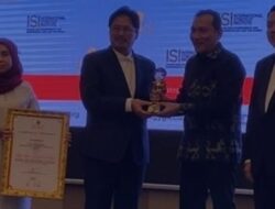 Saut Situmorang Terima Penghargaan Dari Malaysian Anti Corruption Commission