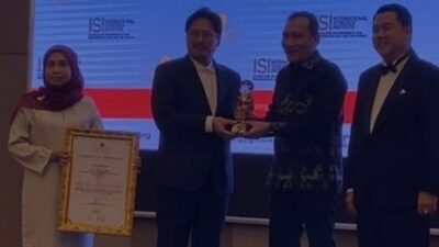 Saut Situmorang Terima Penghargaan Dari Malaysian Anti Corruption Commission
