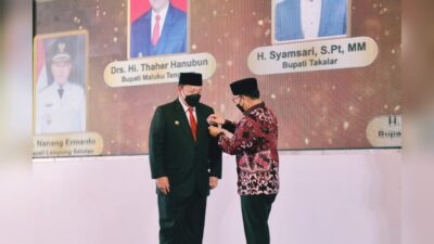 Arinal Djunaidi dan Riana Sari