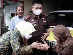 Hari Bhakti Adhyaksa Ke-62 Kejati Lampung Bagikan Paket Sembako
