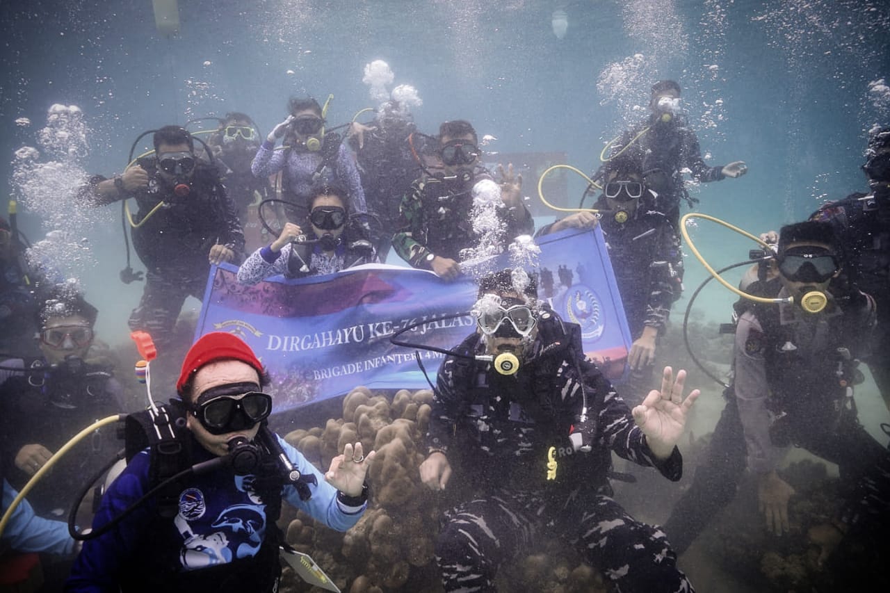 Pasukan Penyelam Kibarkan Merah Putih di Bawah Laut Pahawang
