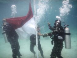 Pasukan Penyelam Kibarkan Merah Putih di Bawah Laut Pahawang