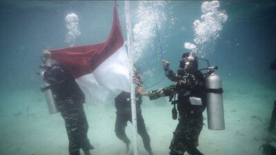 Pasukan Penyelam Kibarkan Merah Putih di Bawah Laut Pahawang