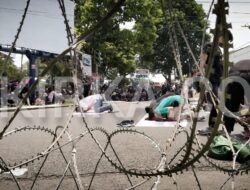 Massa Demonstran Kenaikan BBM Lampung Laksanakan Sholat Dzuhur Berjamaah