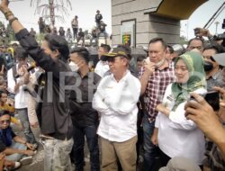 Mingrum Gumay dan Nunik Temui Masa Aksi Tolak Kenaikan BBM