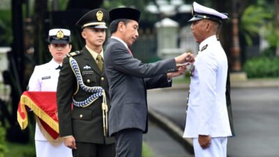 Jokowi Beri Tanda Kehormatan Bagi