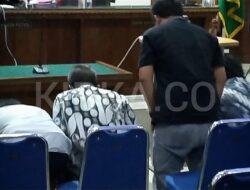 Terdakwa Pupuk Ilegal Sujud Usai Divonis Bebas