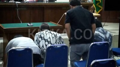 Terdakwa Pupuk Ilegal Sujud Usai Divonis Bebas