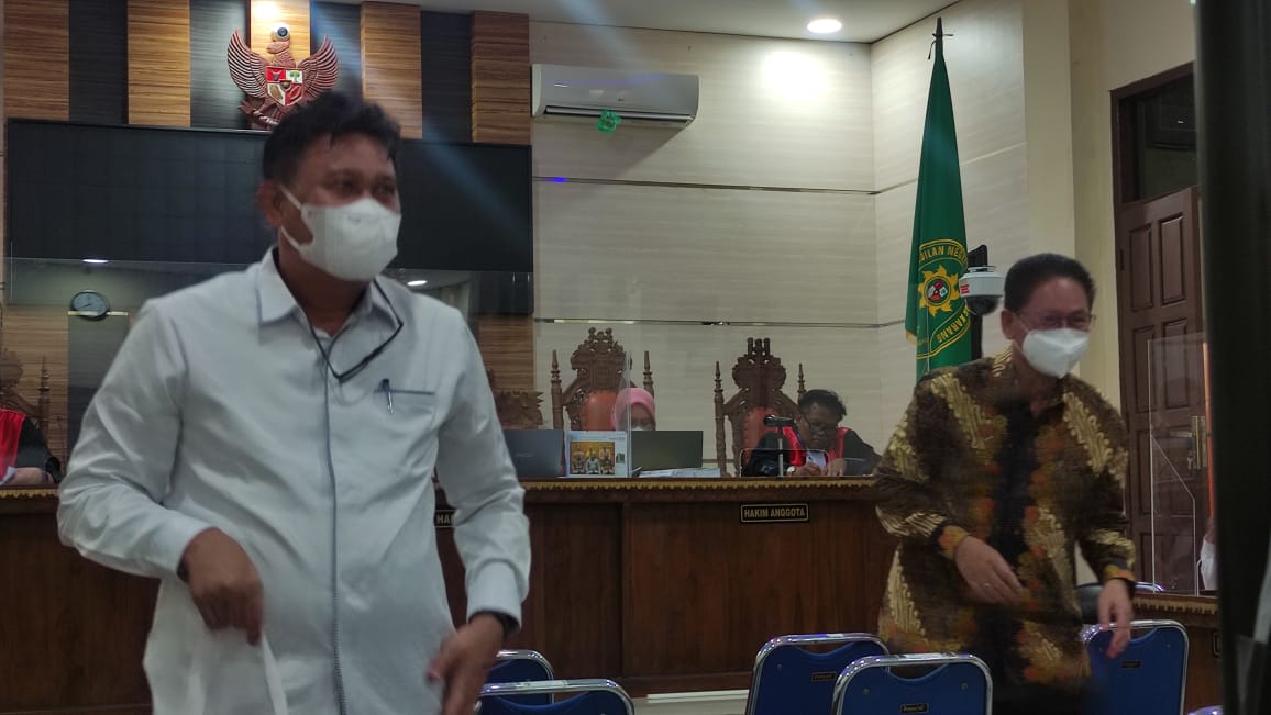 Mantan Rektor Unri Aras Mulyadi Terima Ratusan Titipan Mahasiswa