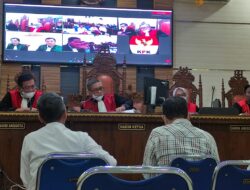 JC Profesor Heryandi Diberi ke Hakim dan Jaksa KPK, Isinya Singgung Dua Petinggi Unila