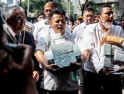Maqdir Ismail Penuhi Pemeriksaan Kejagung dan Bawa Uang Rp27 M