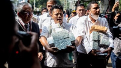 Maqdir Ismail Penuhi Pemeriksaan Kejagung dan Bawa Uang Rp27 M