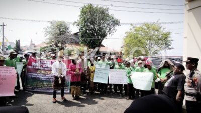 Warga Way Kanan Gerudug PN Tanjungkarang, Minta Rekannya Dibebaskan