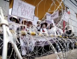 Ratusan Warga Lampung Selatan Unjuk Rasa di DPRD Lampung