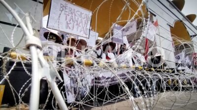 Ratusan Warga Lampung Selatan Unjuk Rasa di DPRD Lampung