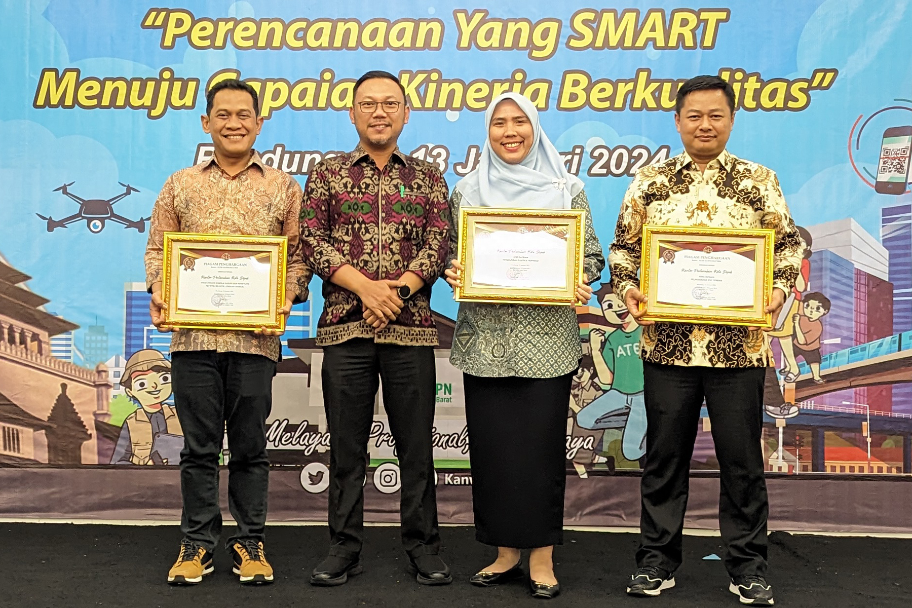 Kantor Pertanahan Kota Depok saat menerima penghargaan dari dari Kanwil ATR/BPN Jawa Barat, usai Rakerda, Jumat 13 Januari 2024. (Foto: BPN Kota Depok)