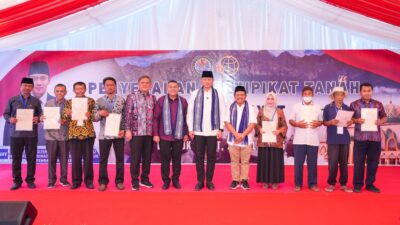 Wamen ATR BPN Serahkan 228 Sertifikat Tanah di Lombok Barat