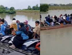 Anggaran Jembatan Rp80 Miliar, Bupati Lampung Timur Angkat Tangan Lihat Pelajar Naik Getek