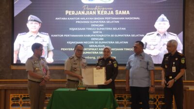 Kepala Kantor Pertanahan Kabupaten Banyuasin, Drs. Moren Naibaho, M.Si., hadir langsung untuk menuntaskan penandatanganan PKS sekaligus menyerahkan sertifikat aset milik Kejaksaan Negeri Banyuasin kepada pihak terkait.
