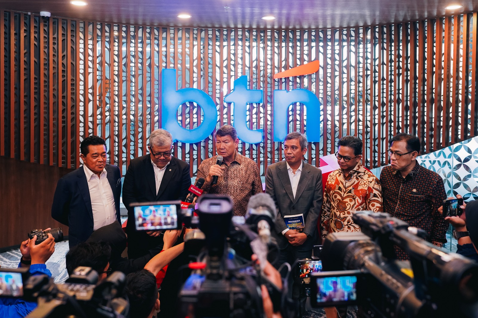 Wakil Menteri Perumahan dan Kawasan Permukiman (PKP) Fahri Hamzah meluncurkan buku Indonesia Menuju Swasembada Papan 2045 di Jakarta Selatan, Kamis, 21 Mei 2026.