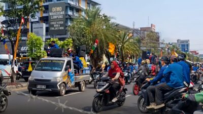 Kawat Berduri Bentengi DPRD Lampung, Mahasiswa Bergerak Gugat Harga BBM dan MBG