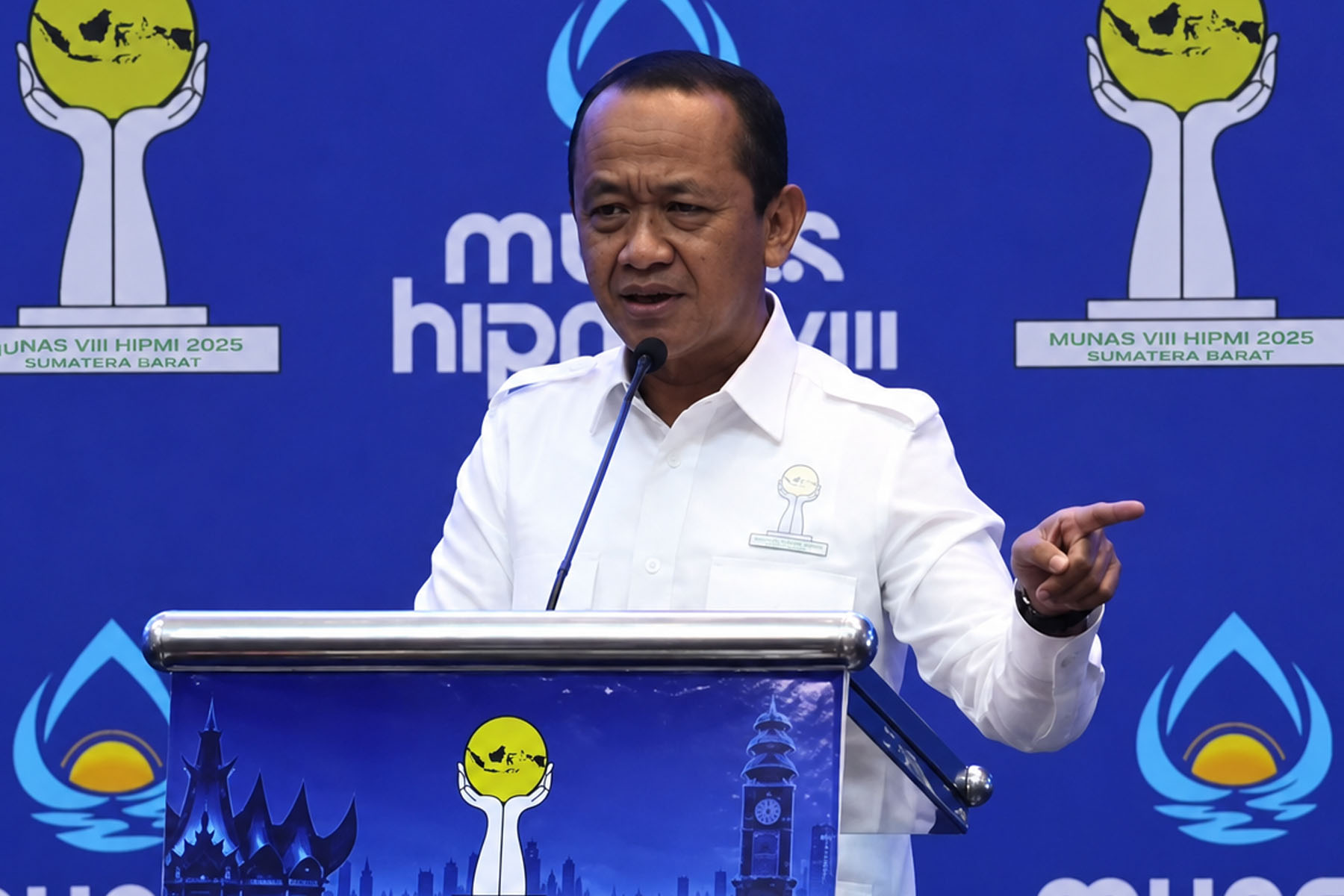 Bahlil Sentil Menteri Perumahan di Depan Prabowo